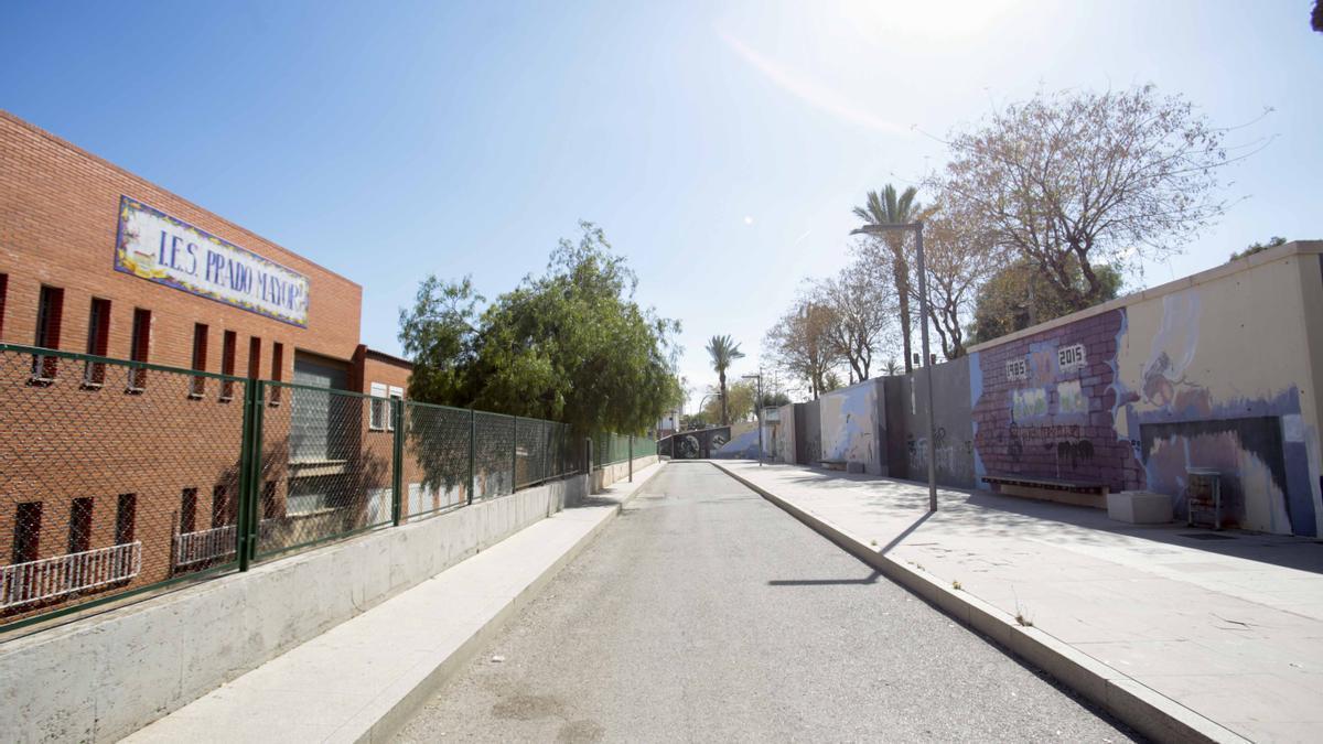 Un grafiti frente al IES Prado mayor, en Totana, en el que se puede leer ‘Fuck pedofilia’, fotografiado el martes.