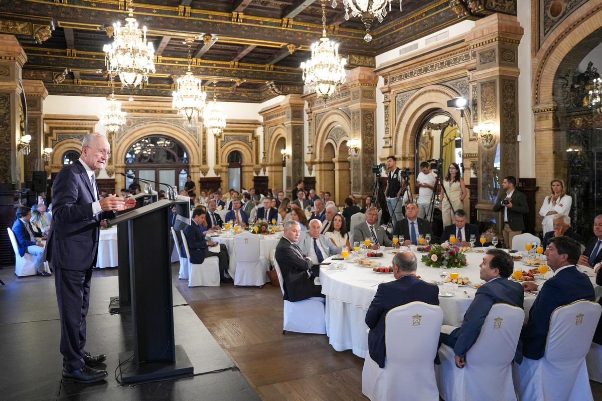 El alcalde de Málaga, Francisco de la Torre (i) en el encuentro informativo. A 12 de septiembre de 2024, en Sevilla (Andalucía, España). El alcalde de Málaga, Francisco de la Torre, participa en un desayuno-coloquio sobre 'El papel de las ciudades en el siglo XXI' en el que será presentado por el alcalde de Sevilla, José Luis Sanz. 12 SEPTIEMBRE 2024 María José López / Europa Press 12/09/2024 / FRANCISCO DE LA TORRE;María José López;category_code_new