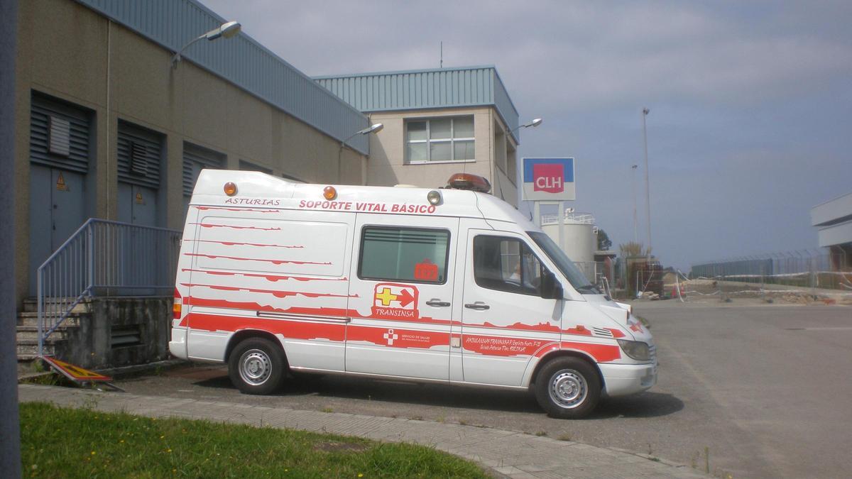 Una ambulancia en el Aeropuerto de Asturias, en una imagen de archivo.