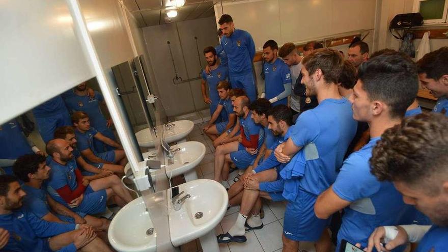 Los jugadores del Pontevedra siguiendo el sorteo desde el interior de los vestuarios de Príncipe Felipe. // Gustavo Santos