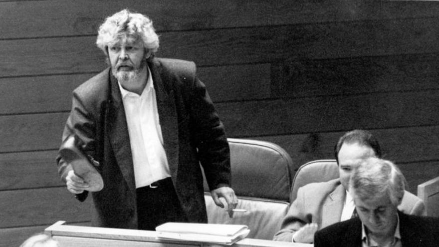 Se cumplen 25 años de una de las imágenes históricas del Parlamento gallego: el zapato en mano de Beiras