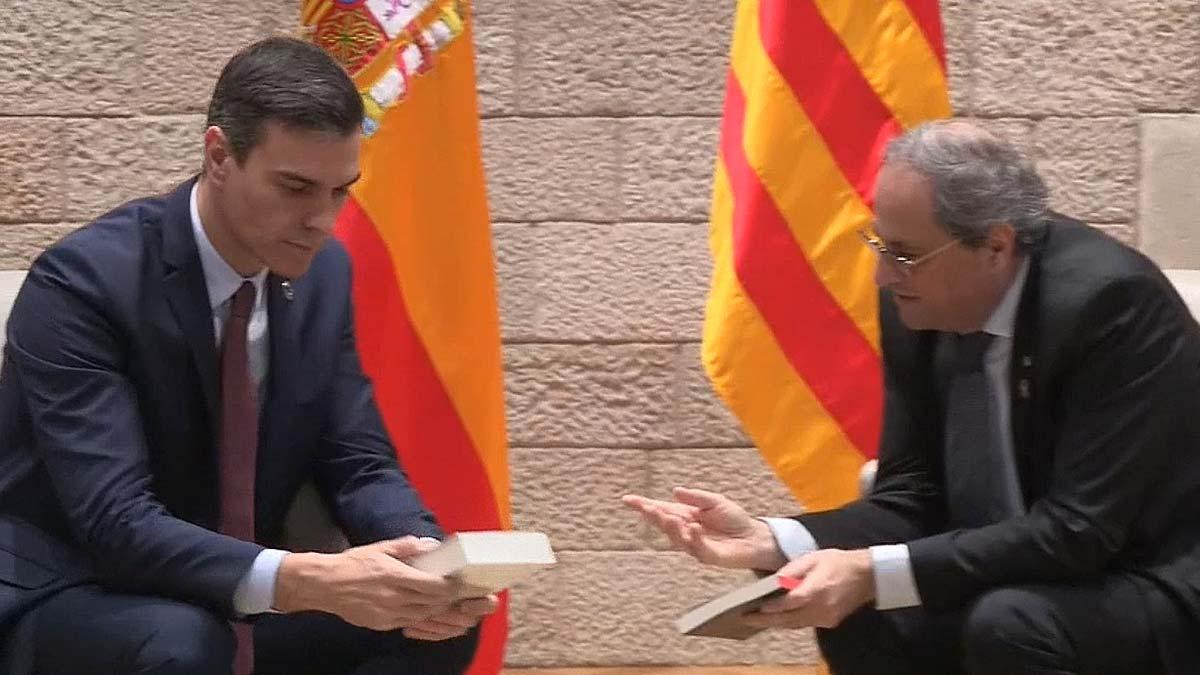 Quim Torra regala dos libros a Pedro Sánchez en su encuentro en la Generalitat