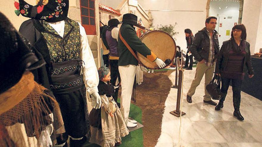 Algunos de los trajes de época expuestos en el local de la Asociación de Veciños Casco Vello.  // J. Lores