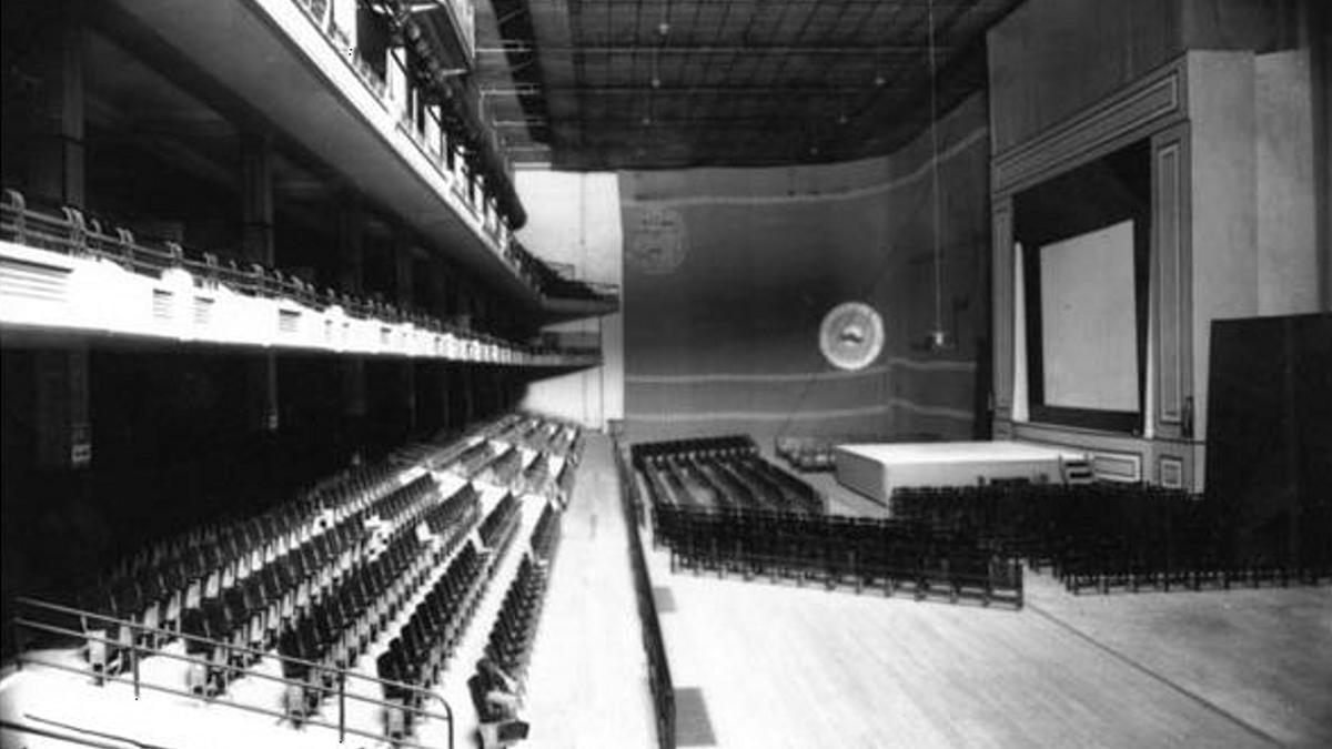 El Fronton Cinema primero fue frontón de pelota vasca, luego cine en los años 30, cuartel de los carlistas, y en los 70 se convirtió en pista de patinaje.