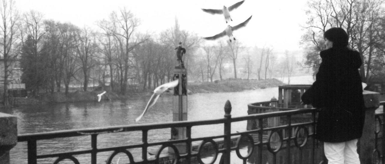 Muller pensativa á beira do río Vltava en Praha (Praga). / MAR MATO