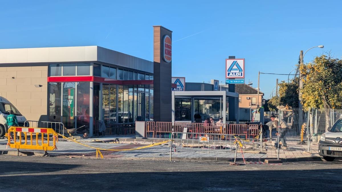 Operarios trabajan en los últimos remates antes de la apertura del nuevo centro comercial Palma Plaza en Palma del Río, esta semana.