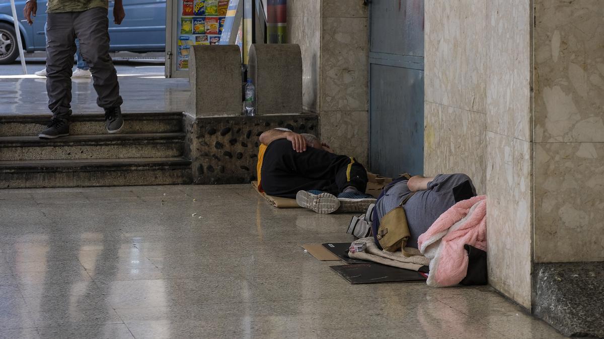 Personas sin hogar en una calle de Las Palmas de Gran Canaria.