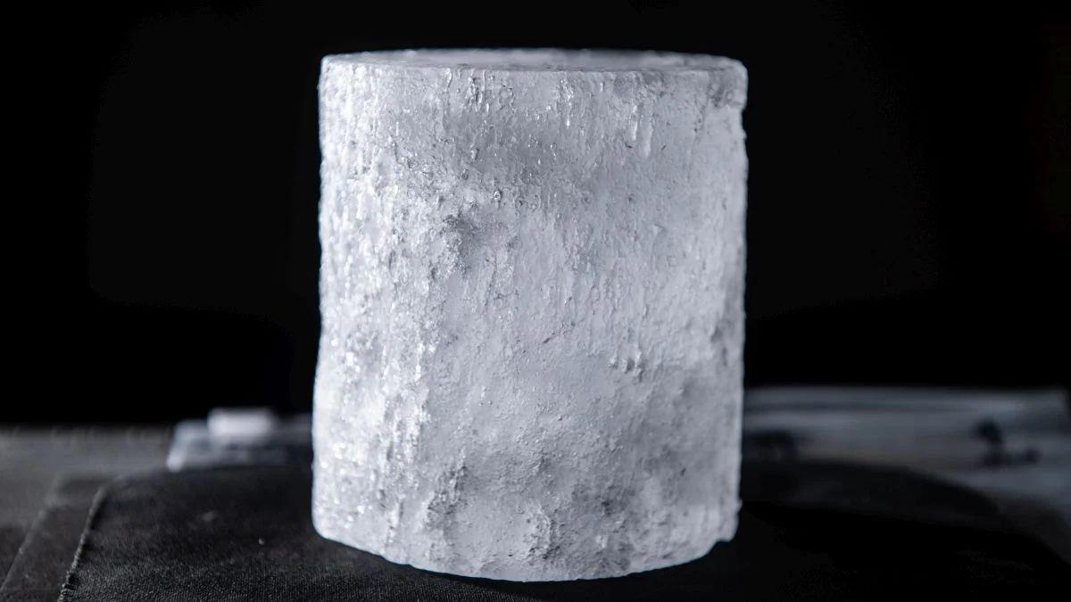 Una sección de núcleo de hielo extraída de la Antártida: el polvo de estrellas resguardado es su interior permitirá reconstruir el paso de la Tierra por nubes interestelares.
