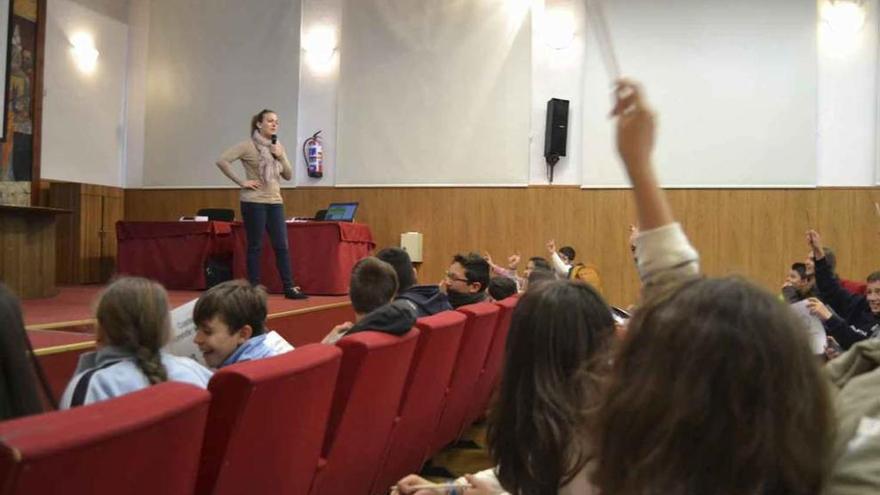 Estudiantes que ayer asistieron al taller para aprender hábitos y técnicas de estudio.