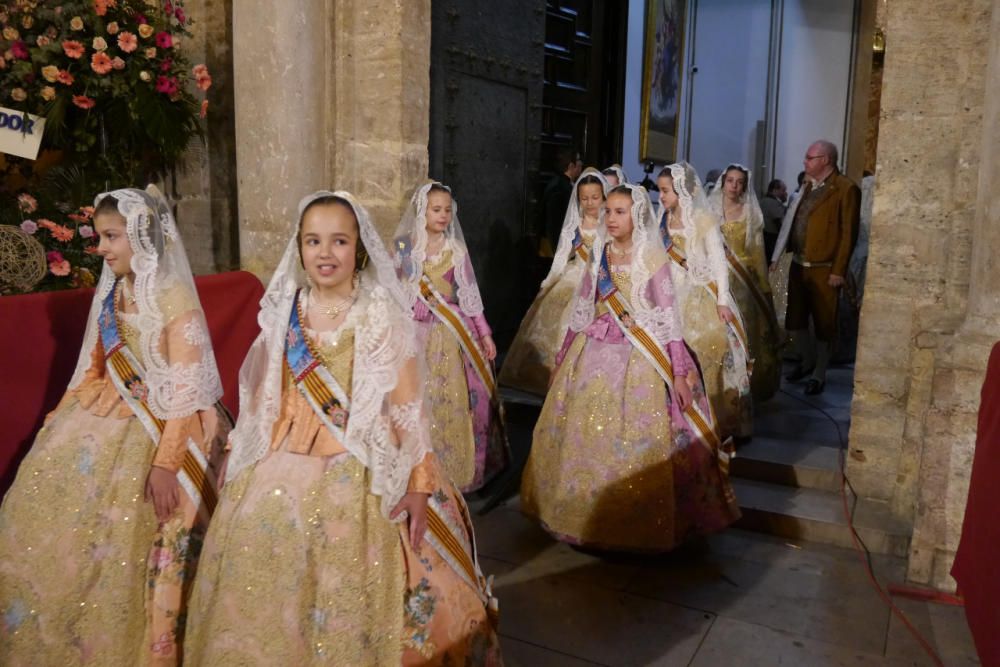 Así desfiló Sofía Soler y la comitiva oficial en la Ofrenda