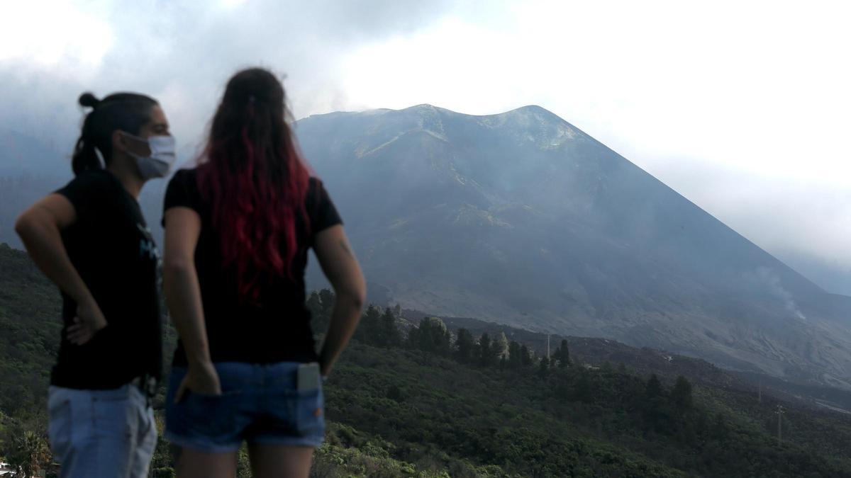 Dos personas observan el volcán de Cumbre Vieja.