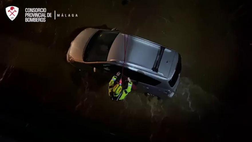 Los bomberos rescatan a un hombre arrastrado con su vehículo por el río Guadalmansa