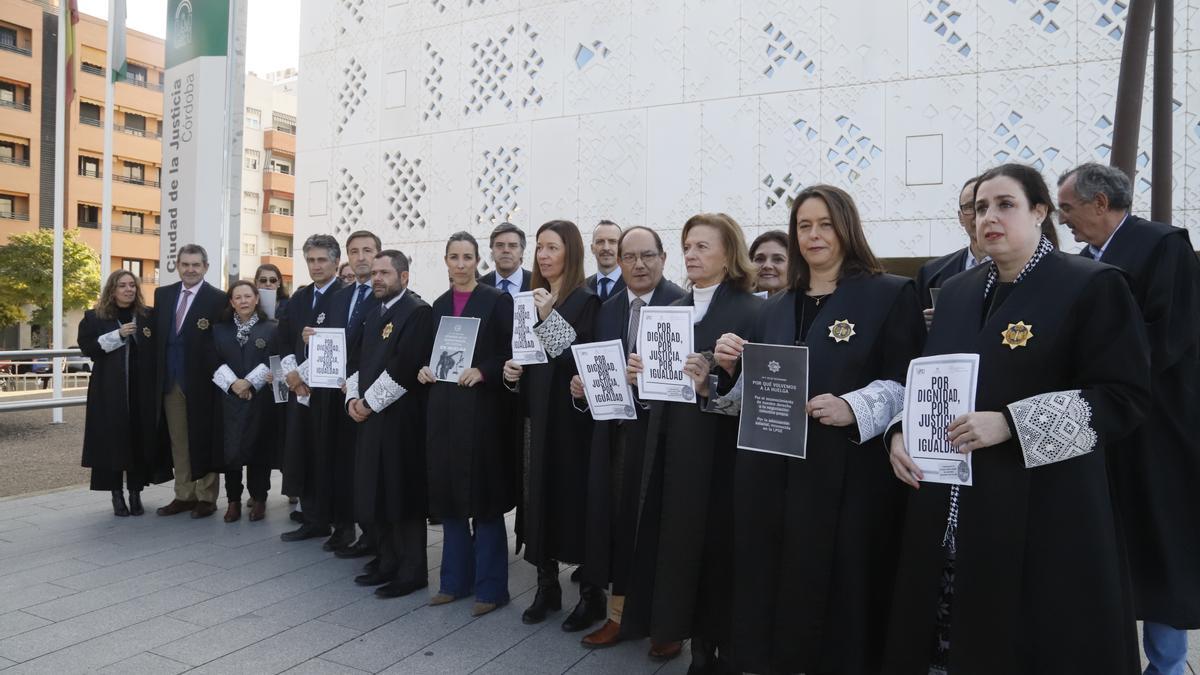 Letrados participantes en una protesta realizada ante la Ciudad de la Justicia en Córdoba.