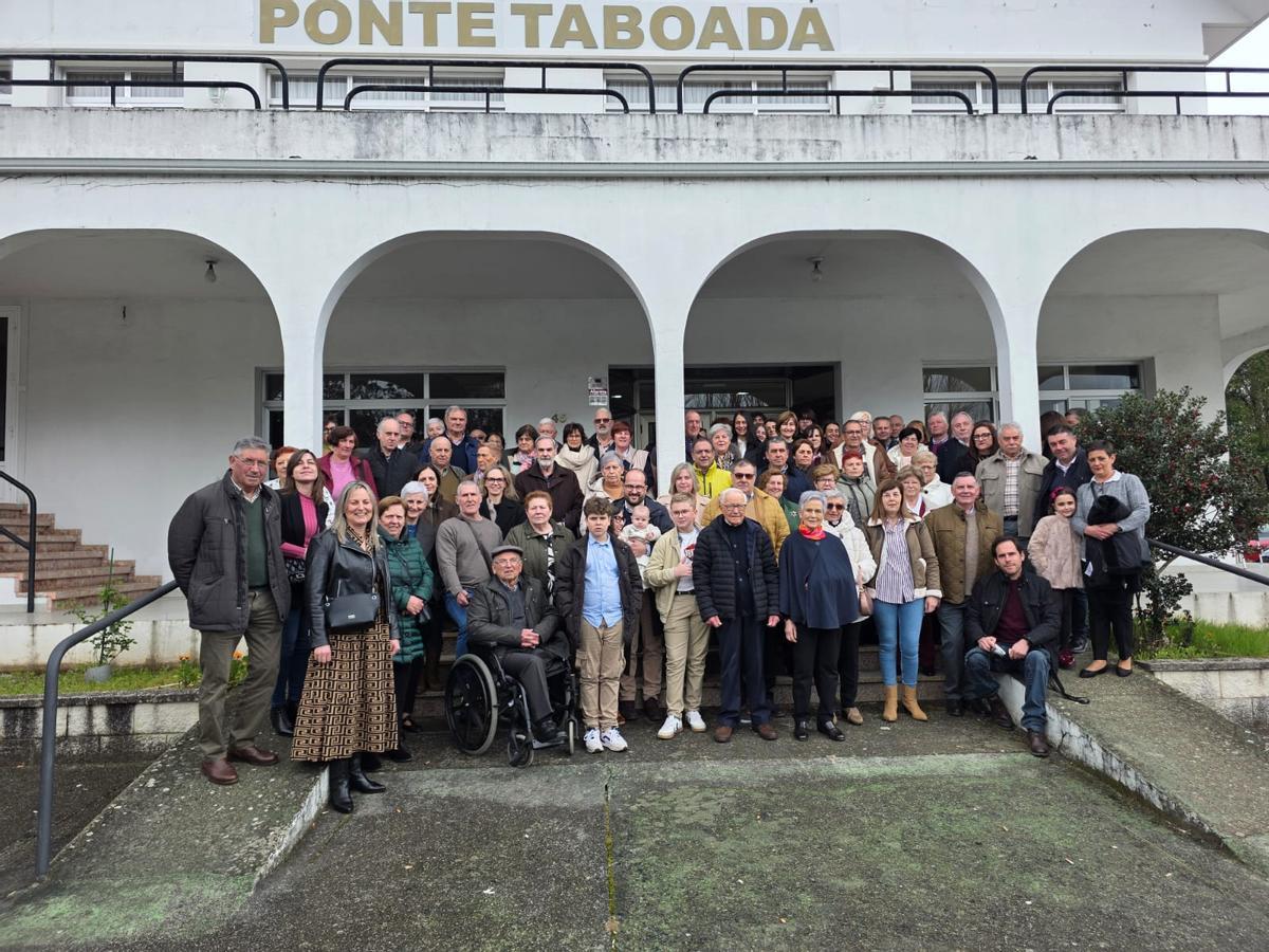 Luis e Marisa Galego García posan cos asistentes ao xantar na entrada do restaurante Ponte Taboada.