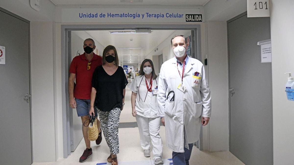Julia Mª Torralba (segunda por la izquierda) y su marido, junto al hematólogo Sánchez Salinas y la enfermera que atendió a la paciente, en la Unidad de Hematología de la Arrixaca. | ISRAEL SÁNCHEZ