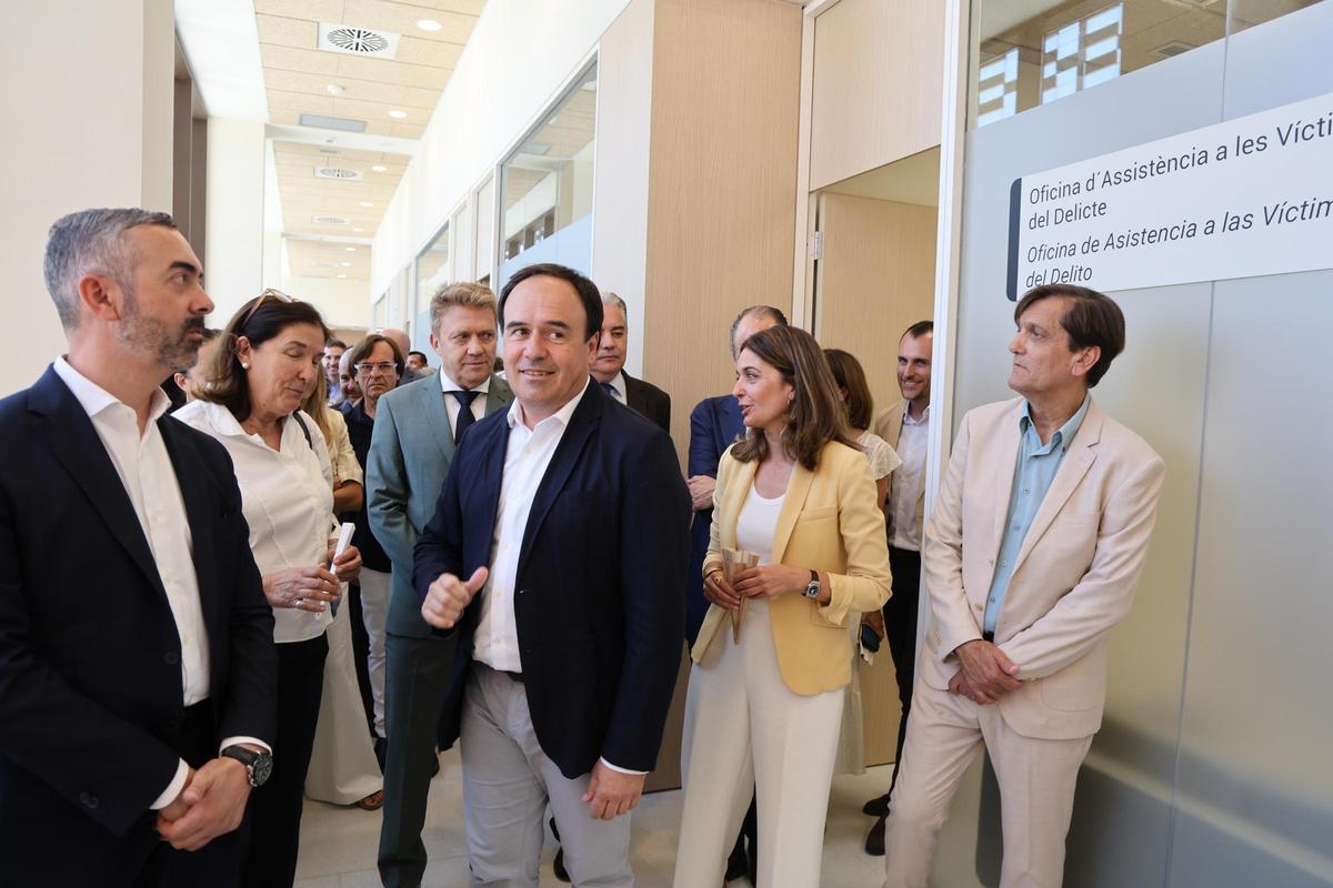 Pérez Llorca, la consellera y el alcalde de Alzira, durante la visita a los nuevos juzgados.