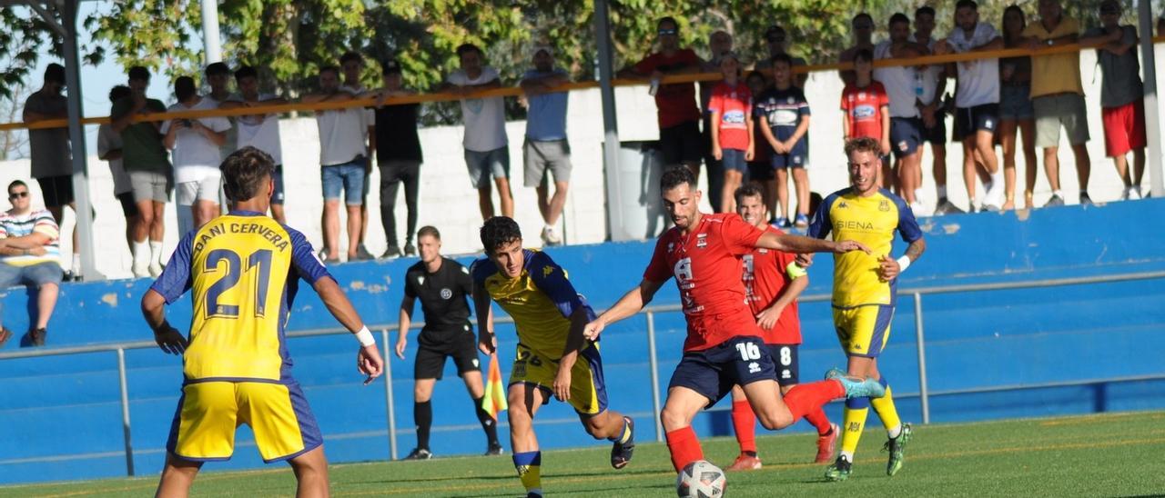 Juanjo Chavalés, con la pelota, en el duelo ante el Alcorcón B en Pinilla.