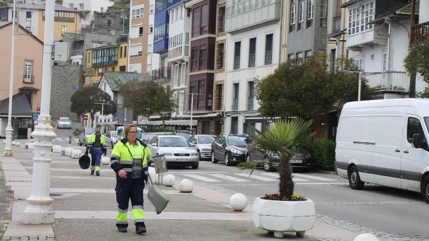 Tareas de limpieza, ayer, en la zona del paseo del Muelle de Luarca que será reformado.