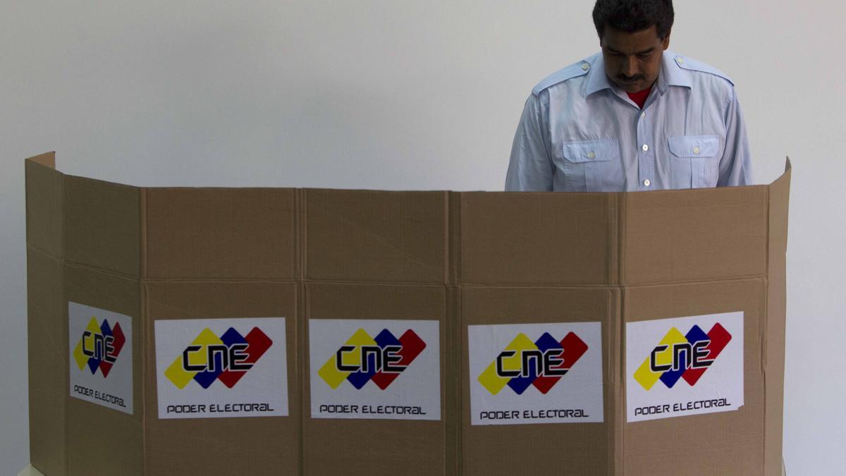 El presidente de Venezuela, Nicolás Maduro, votando durante unas elecciones en el país.