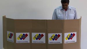 Archivo - El presidente de Venezuela, Nicolás Maduro, votando durante unas elecciones en el país.