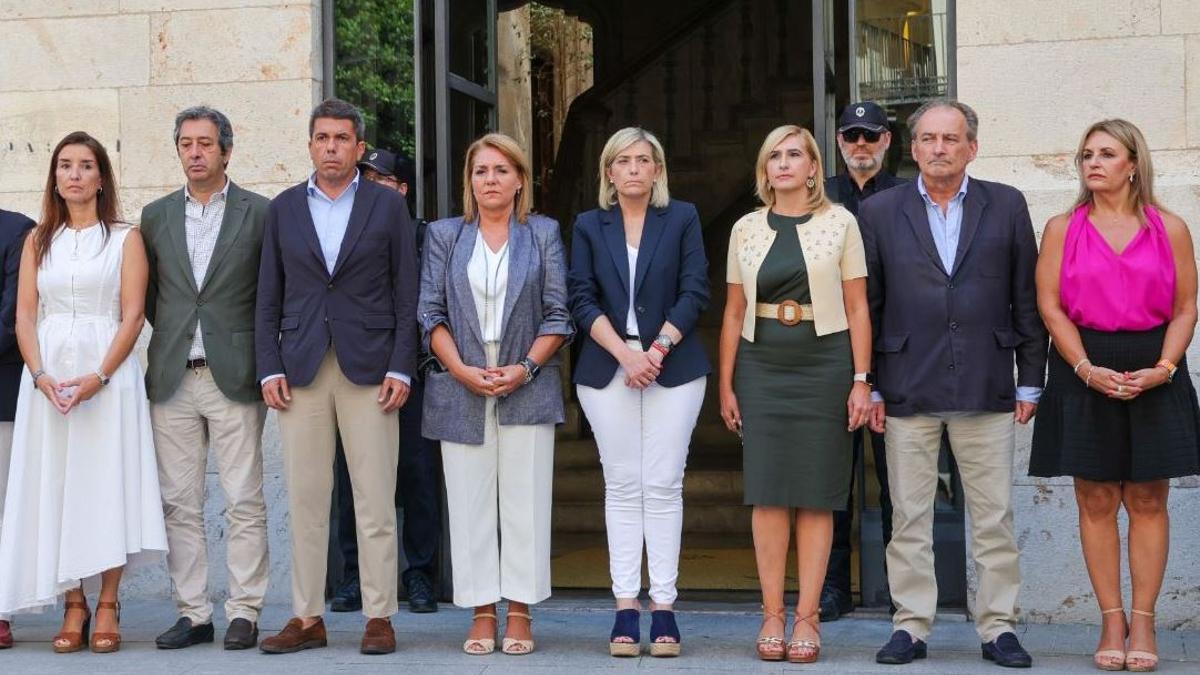 Imagen de Carlos Mazón y los consellers a las puertas del Palau de la Generalitat.