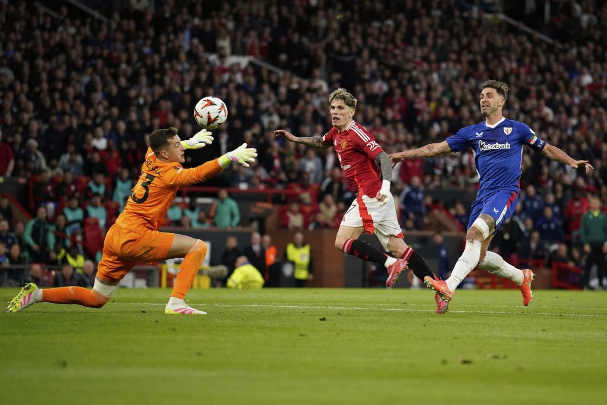 Manchester United's Alejandro Garnacho misses to score in front of Athletic Bilbao's goalkeeper Julen Agirrezabala during the Europa League semifinal second leg soccer match between Manchester United and Athletic Bilbao in Manchester, Britain, Thursday, May 8, 2025. (AP Photo/Dave Thompson ). EDITORIAL USE ONLY / ONLY ITALY AND SPAIN