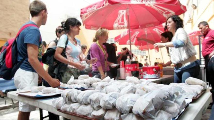 La venta de bocadillos no cesó durante toda la mañana en el patio del CEU.