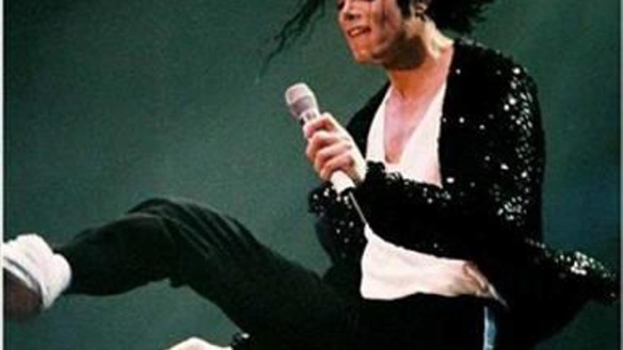 Michael Jackson, amb la jaqueta.