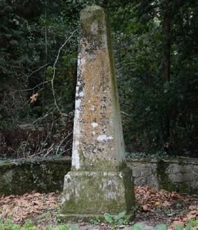 monolito de piedra para conmemorar la visita de Alfonso XIII y Victoria Eugenia