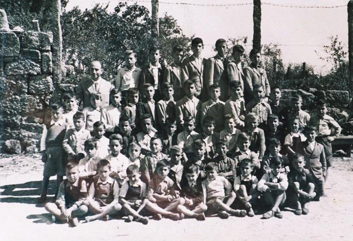 Escuela de José Martínez Camiña en Beluso, 1948-49.  | // FAM. J.Mª ESTÉVEZ
