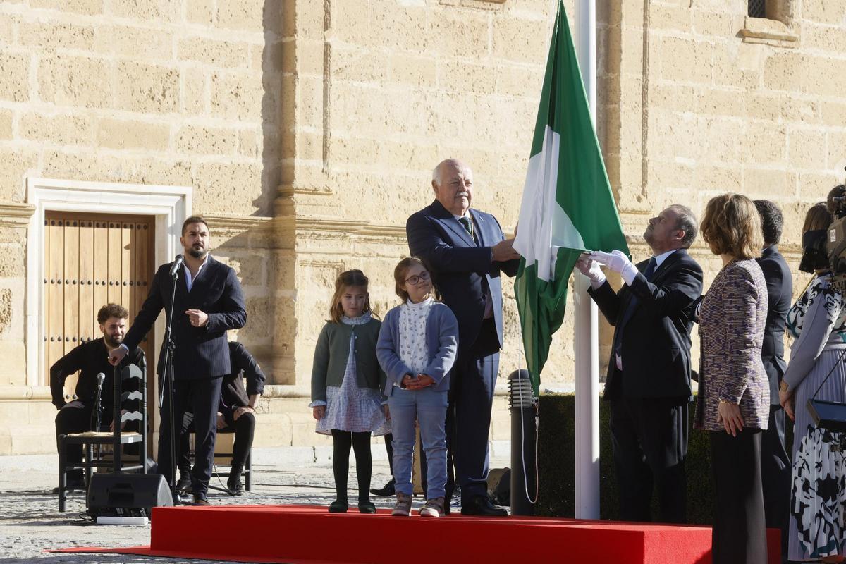 El presidente del Parlamento de Andalucía, Jesús Aguirre, durante el acto de izada de bandera a las puertas del Parlamento en Sevilla.