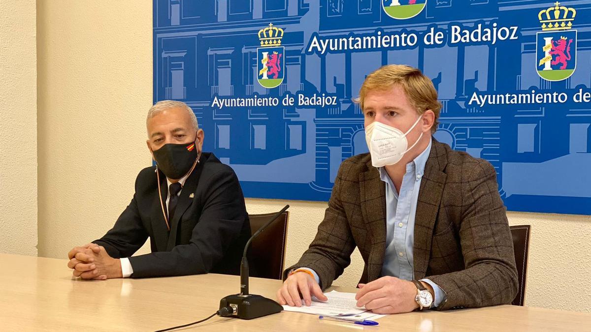 Ignacio Gragera, alcalde de Badajoz, y Francisco Mendoza, subdelegado del Gobierno en Badajoz, informan del dispositivo especial de seguridad con motivo de la Navidad.