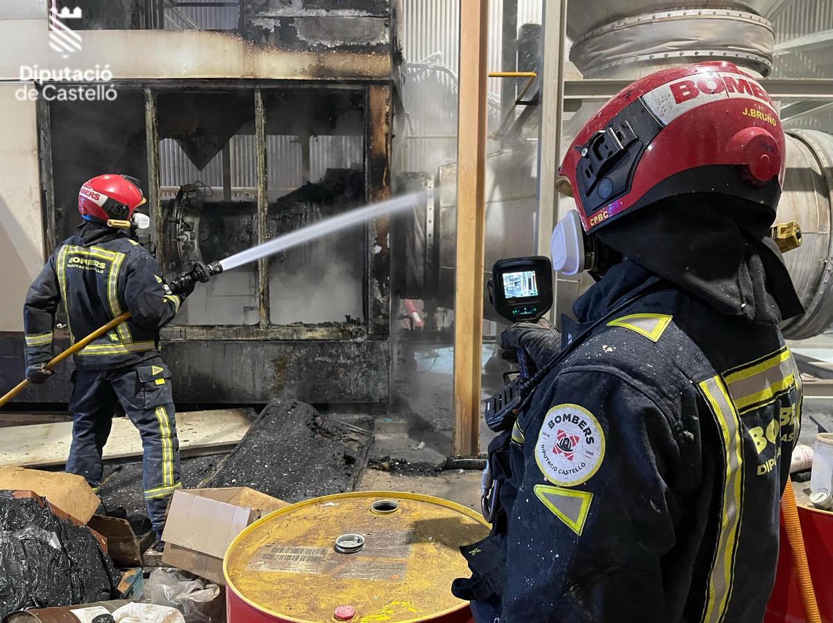 Los bomberos socofan el incendio declarado en los motores de una turbina.