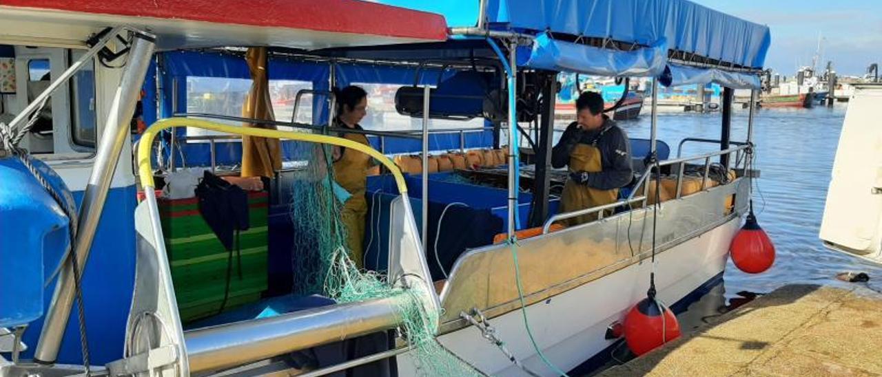 La tripulación de un barco de Bueu preparando los aparejos para largar ayer en el mar. | // GONZALO NÚÑEZ