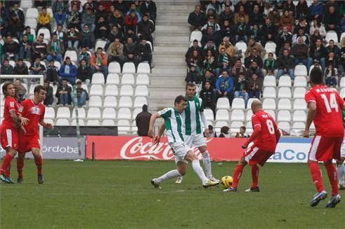 El Córdoba golea al Murcia (5-0)