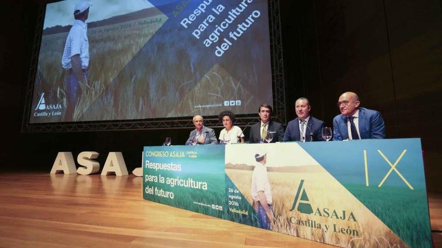 Inauguración del Congreso de Asaja. Donaciano Dujo, segundo por la derecha.