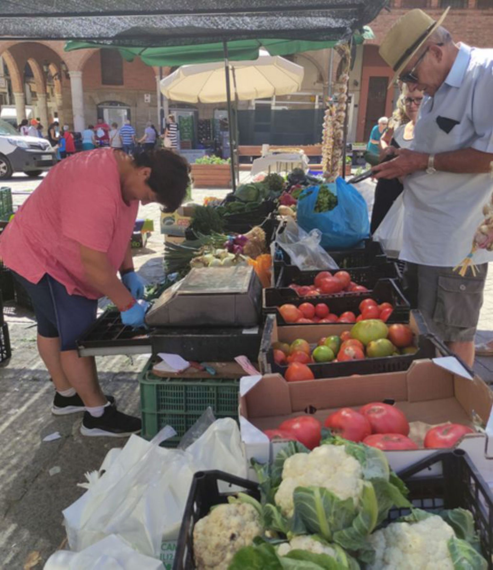 Mercado de  frutas y verduras, en Benavente. | E. P.