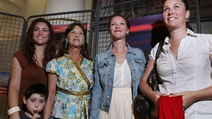 Marisol con sus hijas.