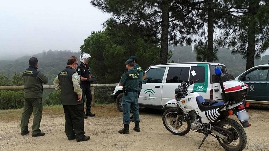 Guardia Civil y Policía de la Junta controlan la circulación de motos de enduro en los Villares