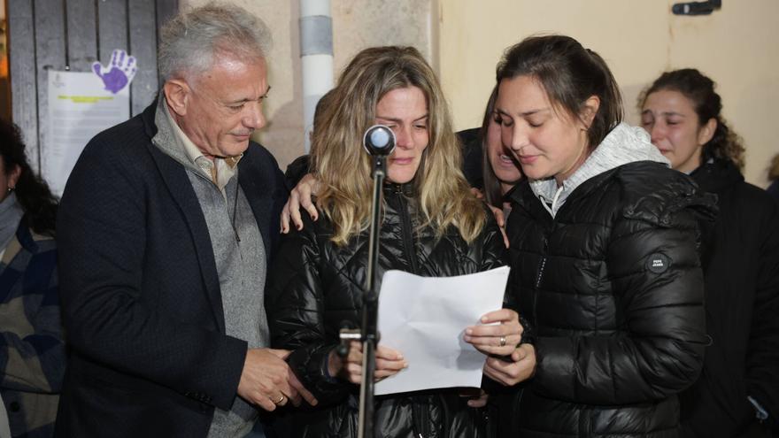 Concentración en es Pil·larí para condenar el ataque a una profesora por su expareja en Costitx