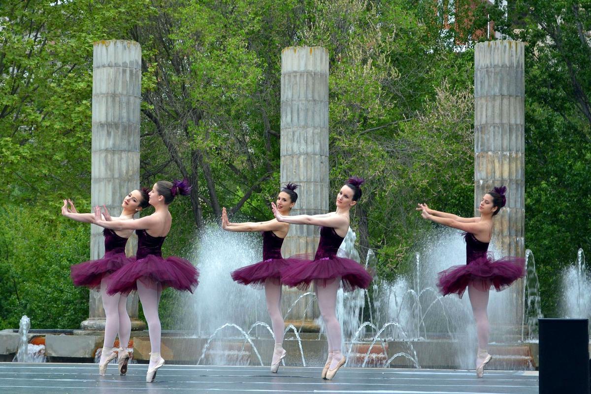 Mostra de dansa a la plaça de Sant Joan