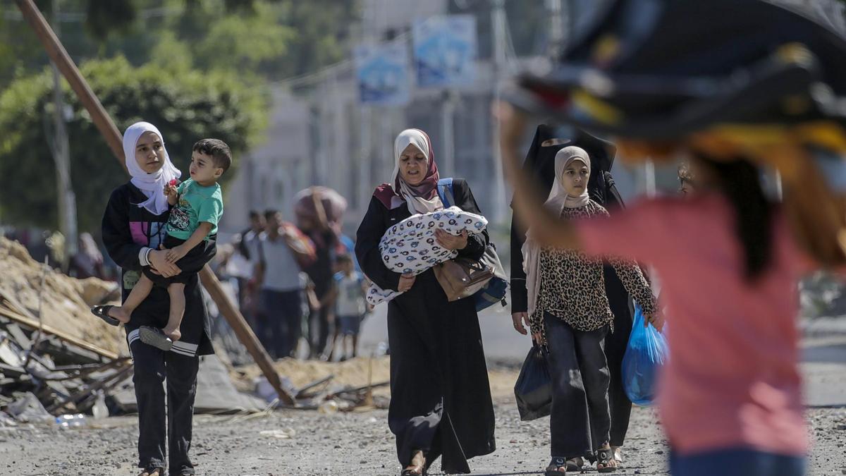 Mujeres y niños saliendo de Gaza.