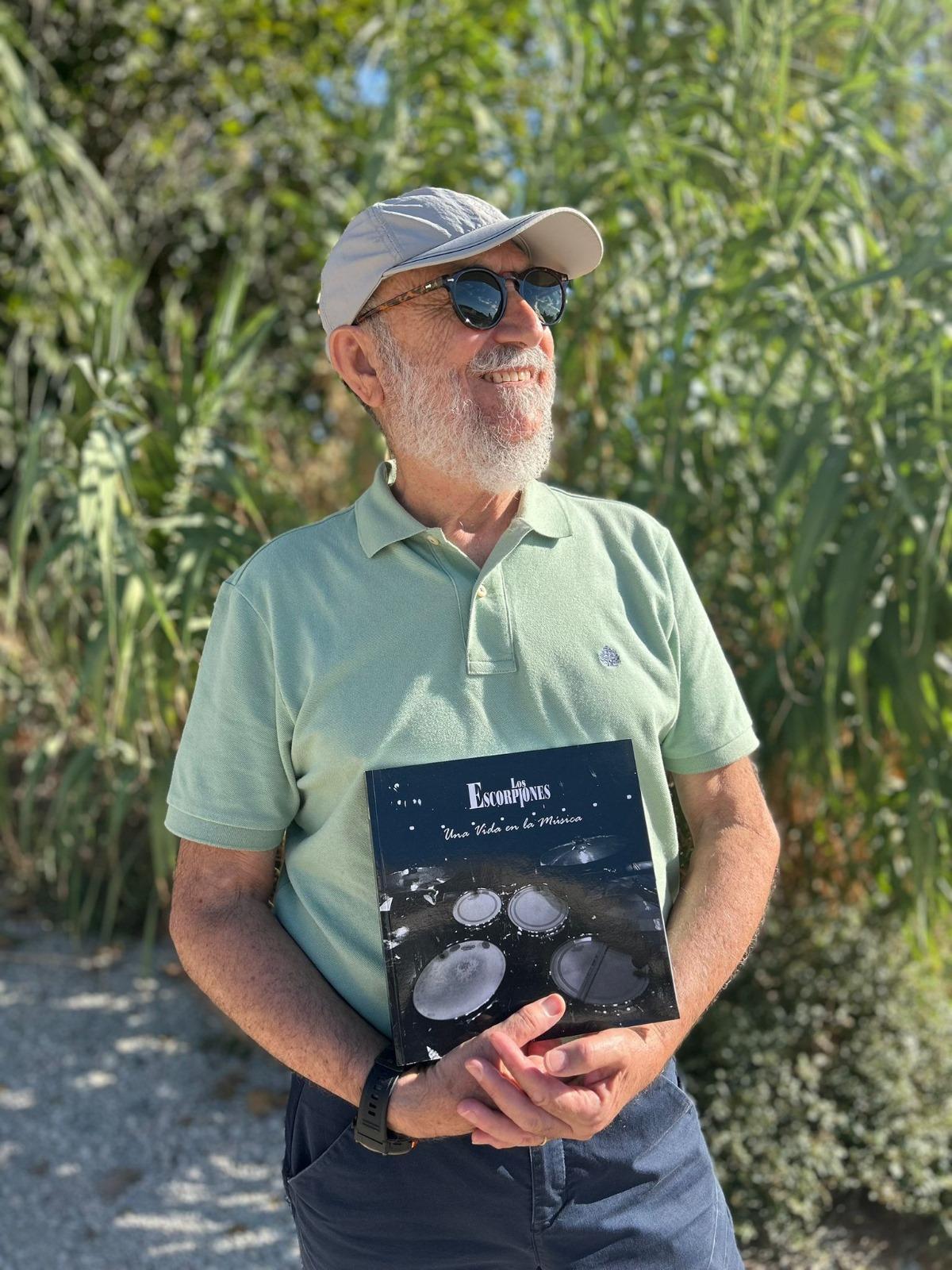 Jesús Rodríguez muestra el volumen del audio libro que va a presentar en el Teatro Circo