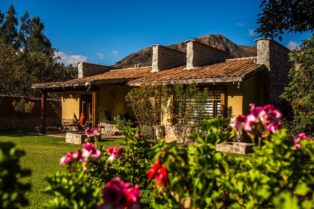 Las casitas independientes de Sol y Luna aparecen rodeadas de jardines y montañas.