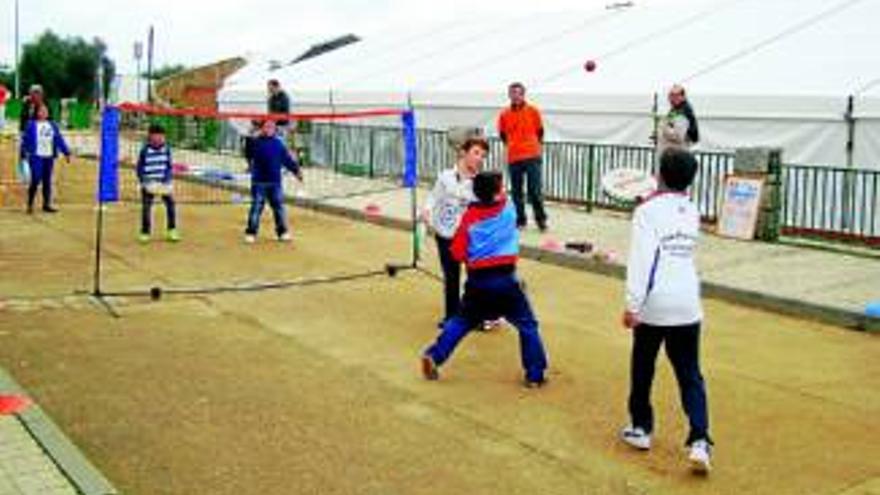 Alcuéscar disfruta con los Juegos y Deportes del Mundo, como el &#039;tamburello&#039; italiano