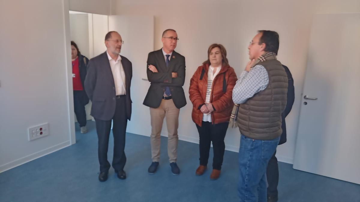 El consejero de Salud, en el centro, junto a la alcaldesa de Riosa.