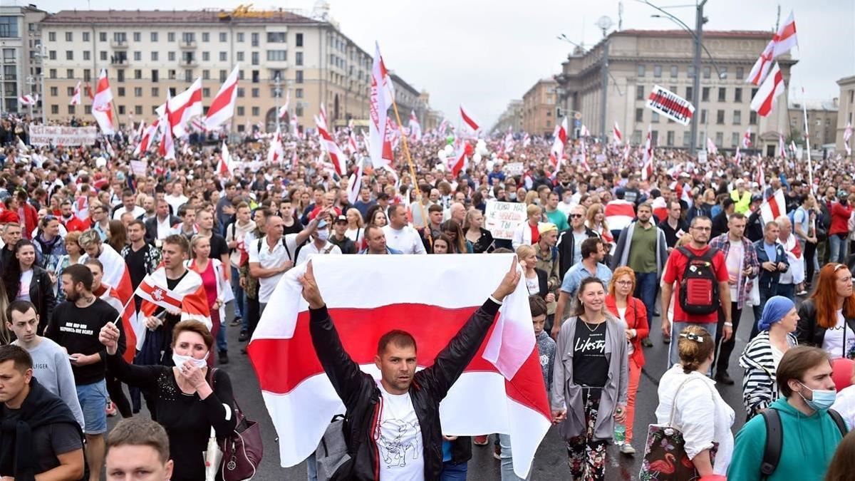 Partidarios de la oposición protestan contra los resultados de las elecciones presidenciales bielorrusas, este domingo, en Minsk.