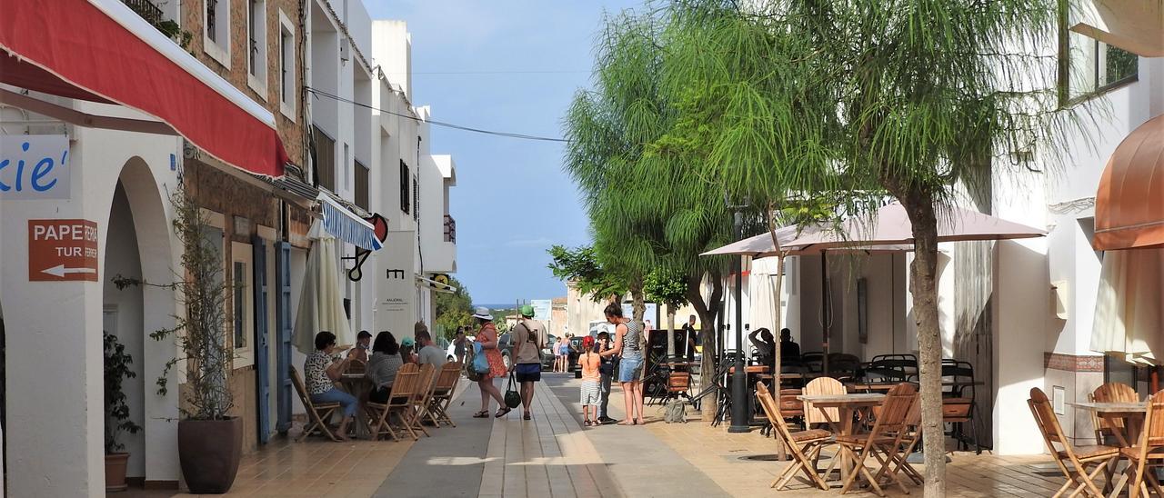 Una calle de Sant Francesc con bares y restaurantes.