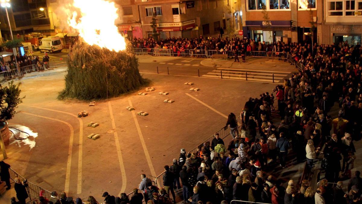 Imagen de archivo del encendido de la hoguera de Sant Antoni en Onda.