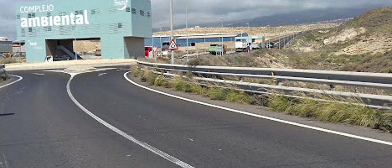 Acceso al Complejo Ambiental de Tenerife, en Arico.